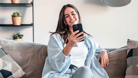 A smiling women on her smartphone. 